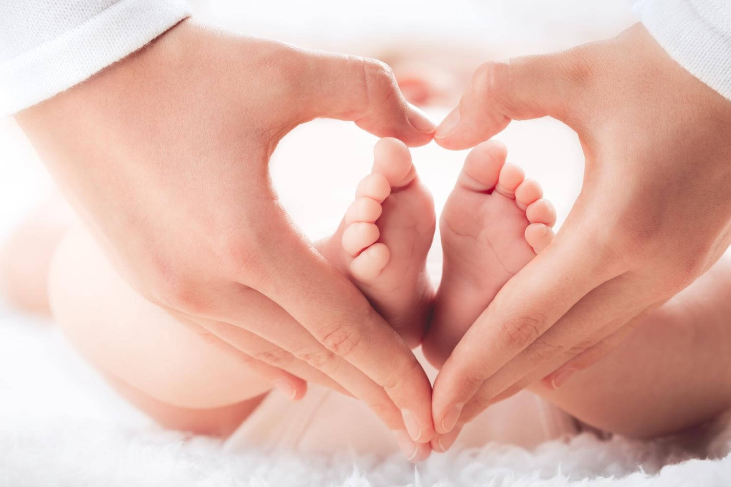 Babyfüße mit Herzhand - Hebammenhaus Rhein Sieg